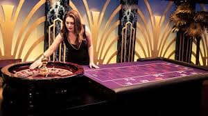 Pengguna Indonesia menikmati sesi Live Casino dewa91 melalui smartphone dengan tampilan dealer langsung